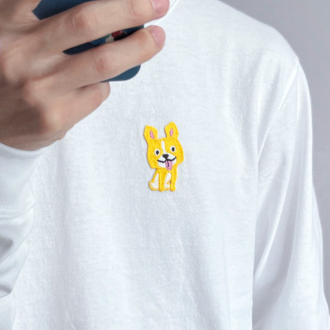 こっちをみてるきいろいわんこ