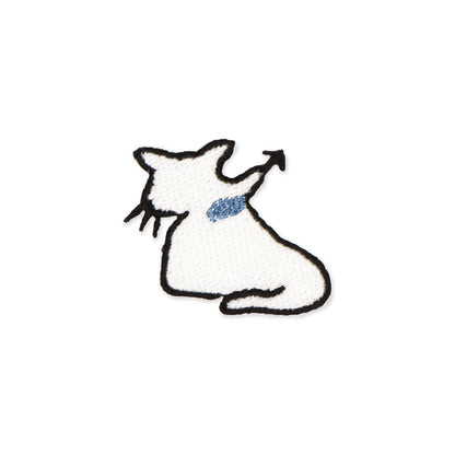 くびねっこをつかまれるしろねこ