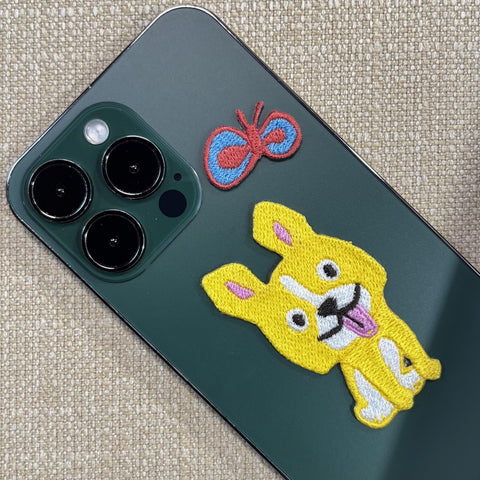 こっちをみてるきいろいわんこ